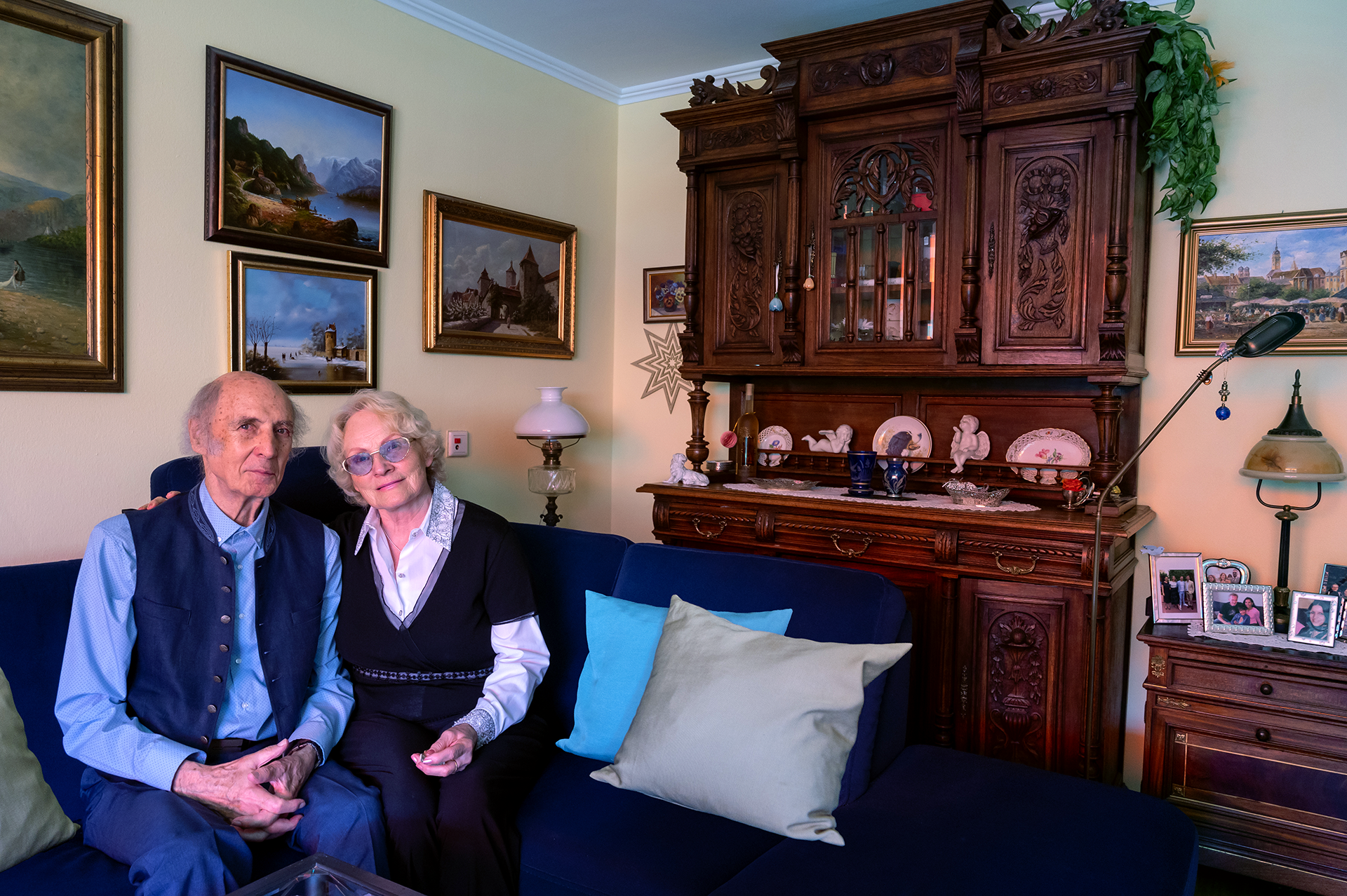 Ute und Dr. Herbert Rohlfing in ihrem Wohnzimmer im KWA Stift Rupertihof in Rottach-Egern. - Foto: Sieglinde Hankele