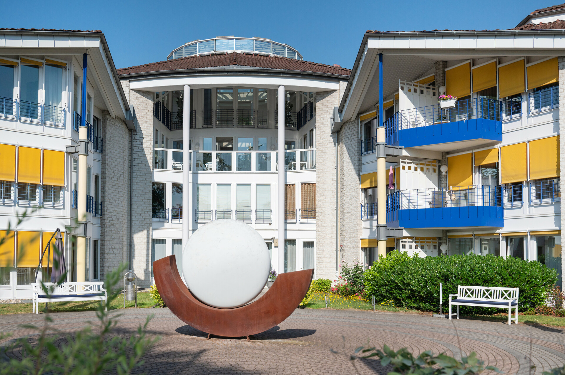 KWA Stift Urbana im Stadtgarten in Bottrop mit der Skulptur "Frühling" des Bildhauers Leonard Wübbena vor dem Eingang - Foto: Anton Krämer