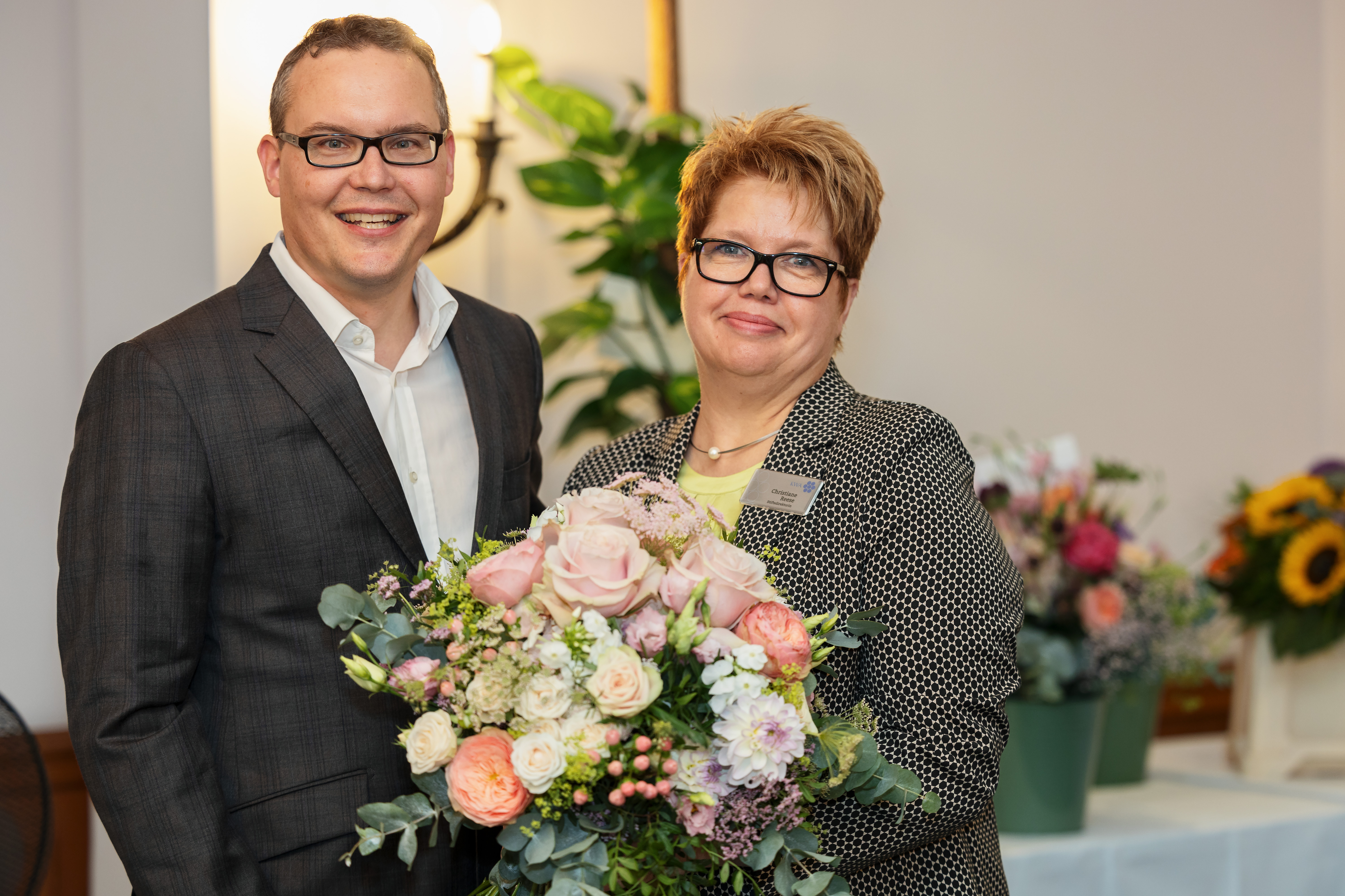 KWA-Vorstand Dr. Johannes Rückert beglückwünscht Christiane Reese zur neuen Position als Stiftsdirektorin des KWA Caroline Oetker Stifts.