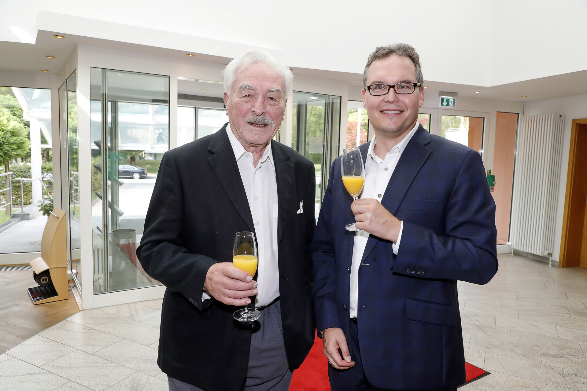 Jubiläumsfeier im September 2024 im KWA Georg-Brauchle-Haus in München, hier KWA-Vorstand Dr. Johannes Rückert mit dem Stiftsbeiratsvorsitzenden Walter Brezina