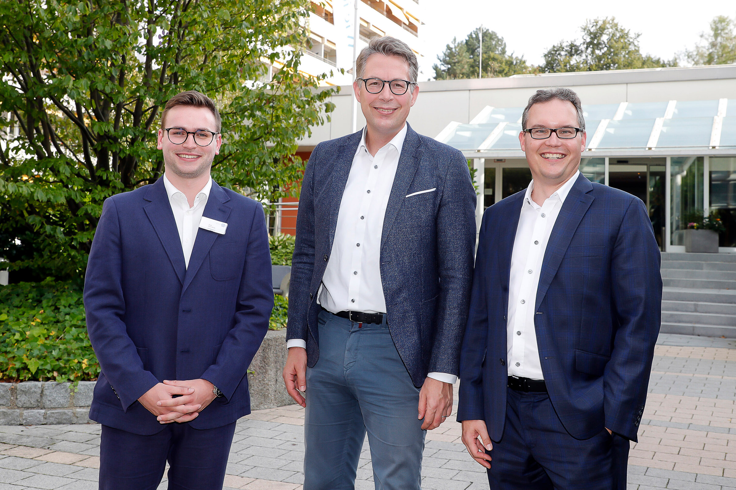 Von links: der Gastgeber der Jubiläumsfeier im KWA Georg-Brauchle-Haus Stiftsdirektor Paul Bächer, Staatsminister Markus Blume als Ehrengast und Festredner, KWA-Vorstand Dr. Johannes Rückert, hier vor dem Eingang des KWA-Mutterhauses, welches im Jahr 1969 eröffnet wurde.