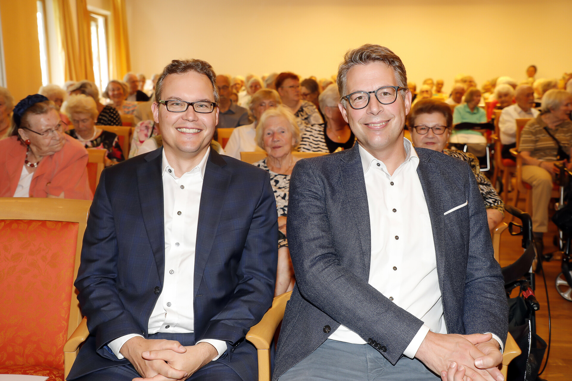 Jubiläumsfeier im September 2024 im KWA Georg-Brauchle-Haus in München, hier KWA-Vorstand Dr. Johannes Rückert (links) und Staatsminister Markus Blume