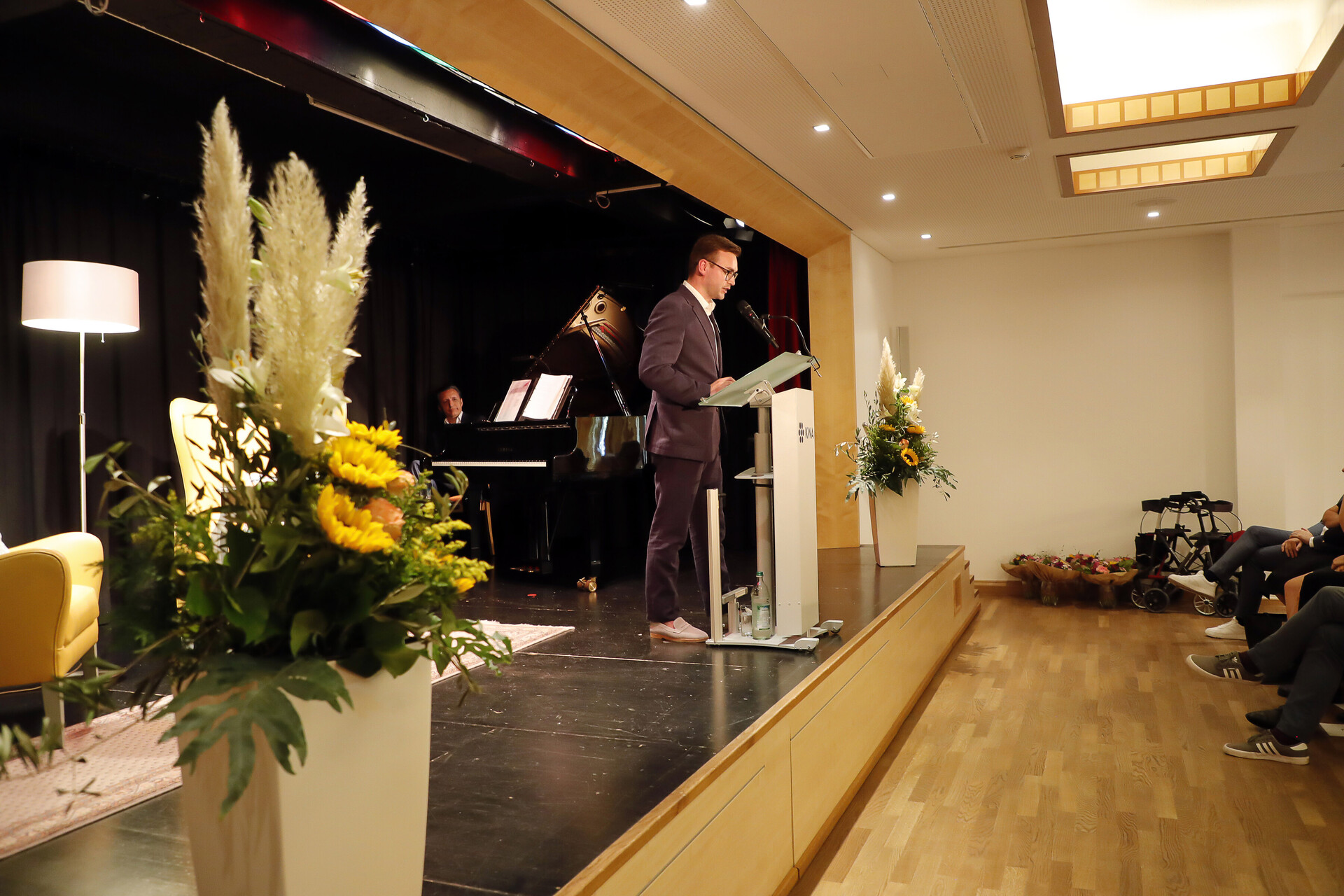 Jubiläumsfeier im September 2024 im KWA Georg-Brauchle-Haus in München, hier Stiftsdirektor Paul Bächer am Rednerpult