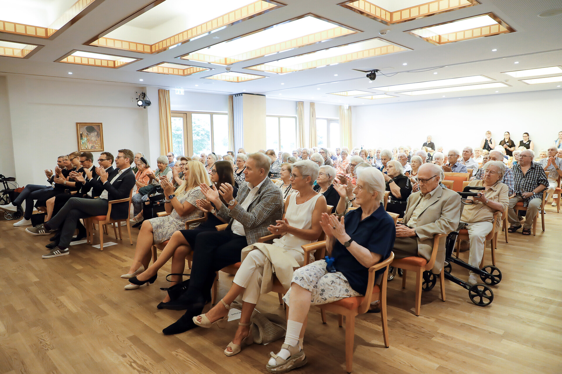 Jubiläumsfeier im September 2024 im KWA Georg-Brauchle-Haus in München mit zahlreichen Gästen, hier im Festsaal des Seniorenstifts