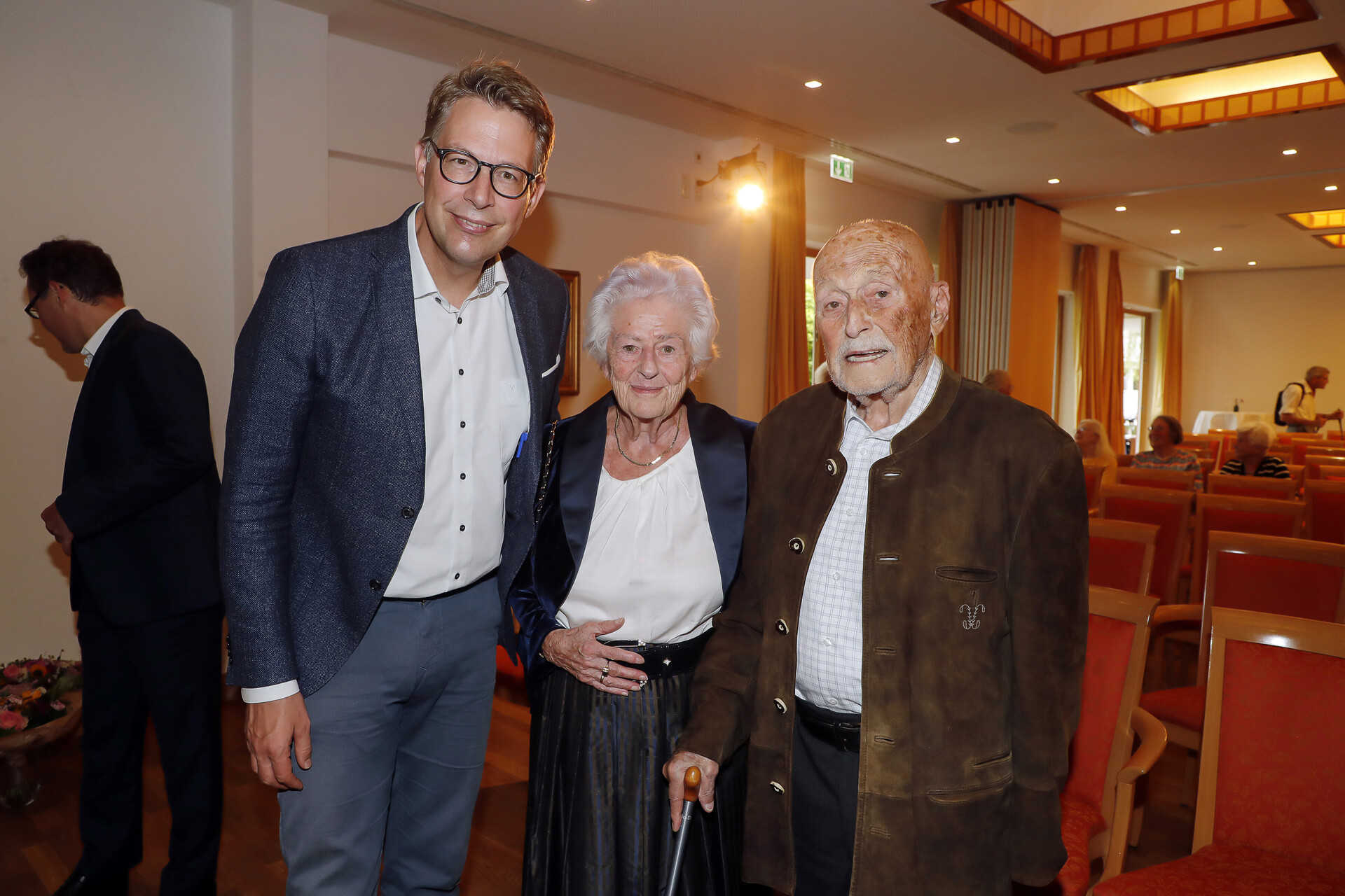 Jubiläumsfeier im September 2024 im KWA Georg-Brauchle-Haus in München, hier Staatsminister Markus Blume mit Stiftsbewohnern