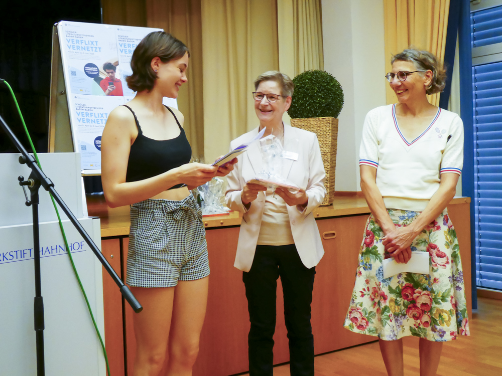 So sieht die Siegerin aus! Maika Wieland (links) freut sich über den ersten Platz beim 6. KWA-Schülerliteraturwettbewerb Baden-Baden 2024. Es gratulieren Stiftsdirektorin Gabriele Grade und Jurymitglied Katrin Zipse.