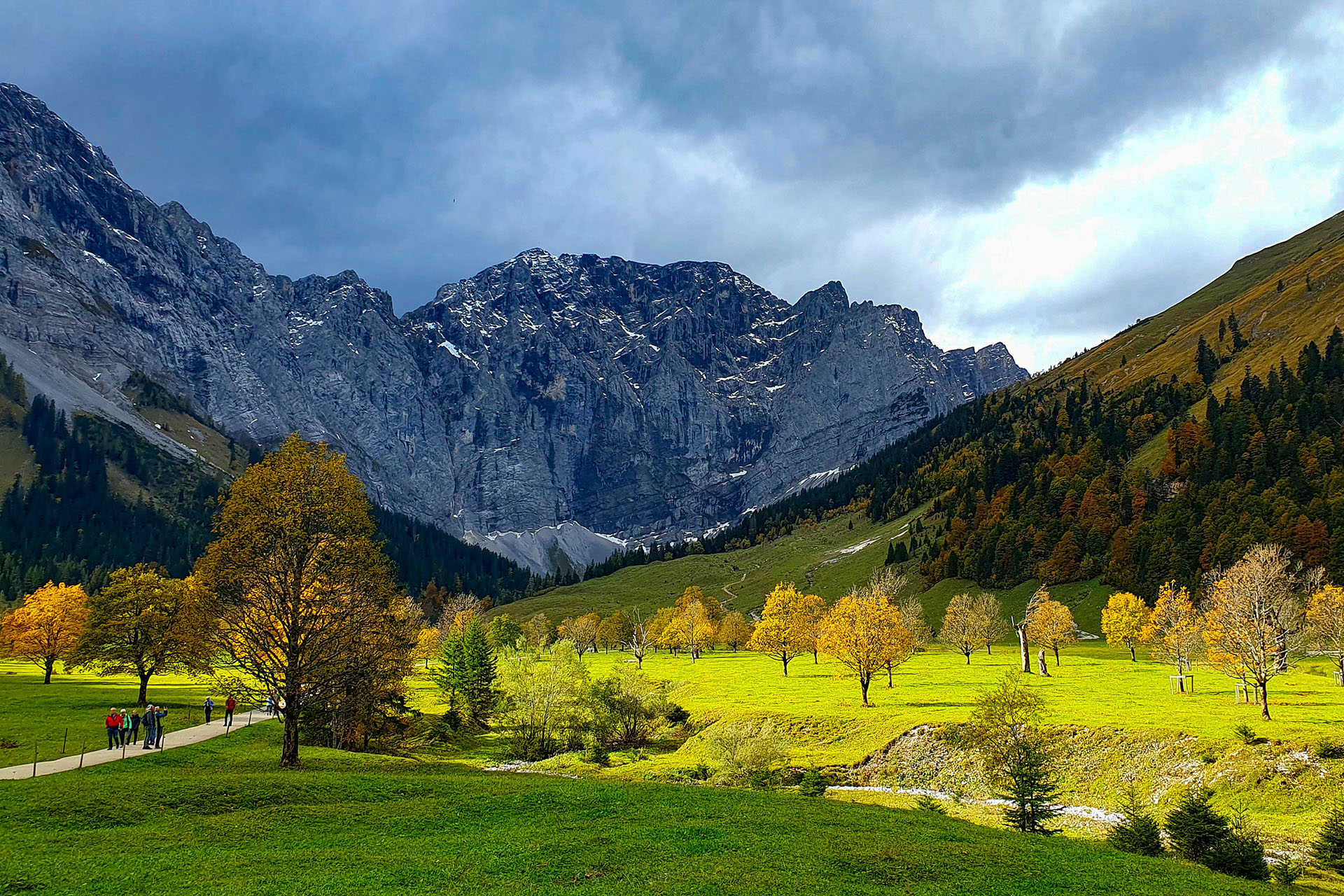 Eine Fahrt nach Österreich zur Eng Alm war mit unvergesslichen Herbstimpressionen auf dem Großen Ahornboden vor imposanter Bergkulisse verbunden.